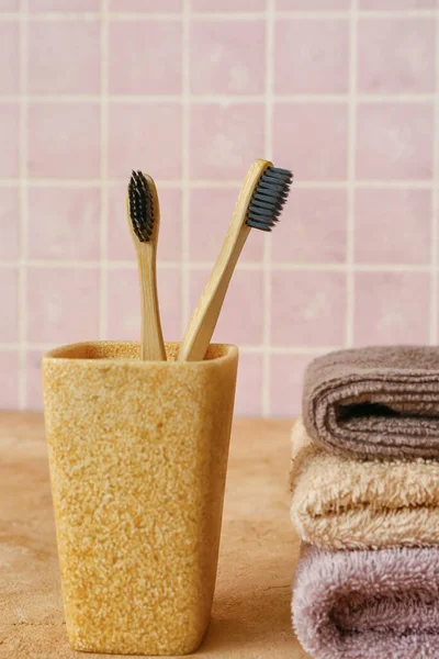 Holder Toothbrushes Clean Towels Table Closeup — Stock Photo, Image