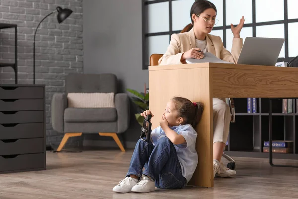 İşlek annesinden saklanan pulu çalınmış yaramaz küçük kız.