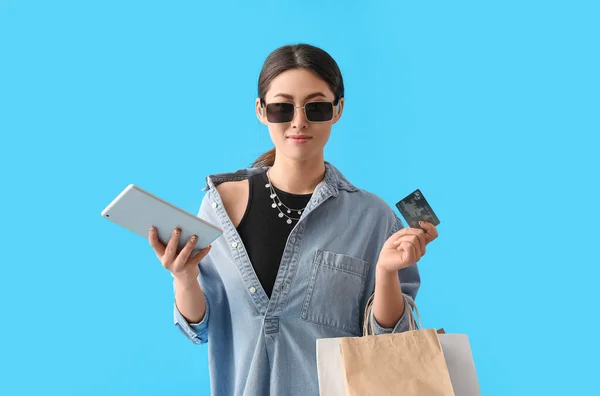 Mujer Joven Con Tableta Tarjeta Crédito Bolsas Compras Color Fondo — Foto de Stock
