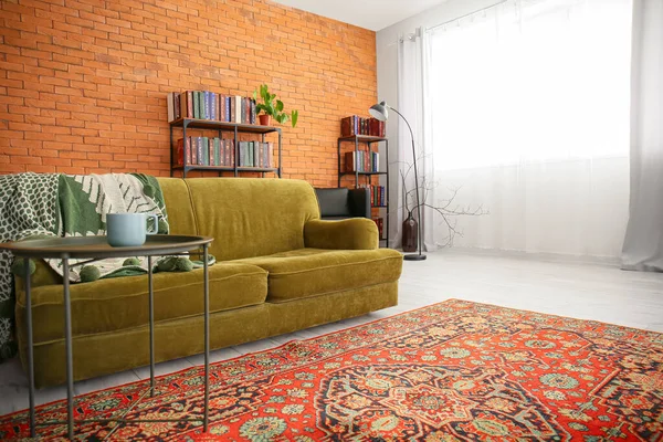 Interior Acogedora Sala Estar Con Alfombra Vintage Sofá Verde —  Fotos de Stock