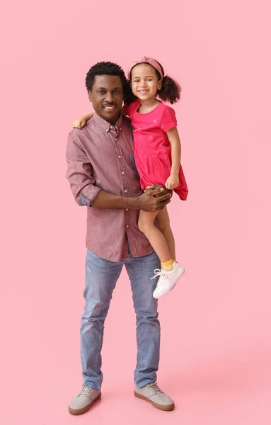 Retrato Menina Afro Americana Seu Pai Fundo Rosa — Fotografia de Stock