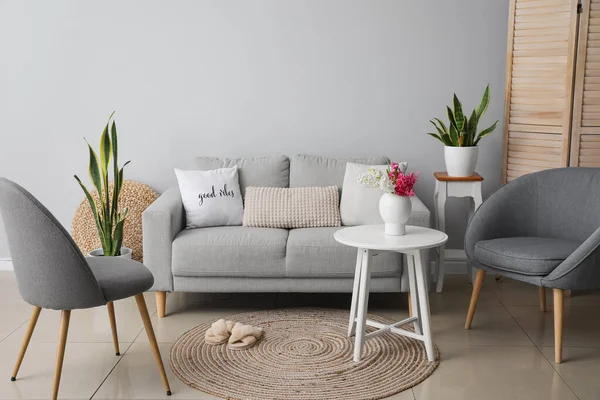 Interior Modern Living Room Grey Sofa Armchairs Flowers Vase — ストック写真