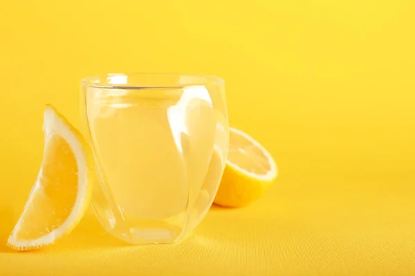 Glas Färsk Citronsaft Gul Bakgrund — Stockfoto