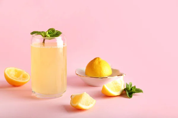 Glass Fresh Lemon Juice Pink Background — Stock Photo, Image