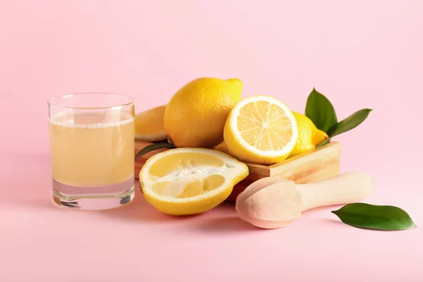 Caja Madera Con Limones Maduros Exprimidor Vaso Jugo Sobre Fondo —  Fotos de Stock