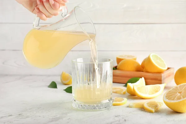 Mujer Vertiendo Jugo Limón Jarra Vaso Sobre Mesa —  Fotos de Stock