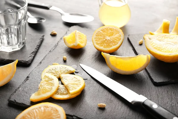 Tablero Con Trozos Jugosos Limones Cuchillo Sobre Fondo Oscuro Primer —  Fotos de Stock