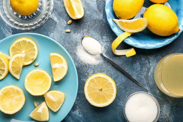 Renk arkaplanında kesilmiş limon ve şeker bileşimi