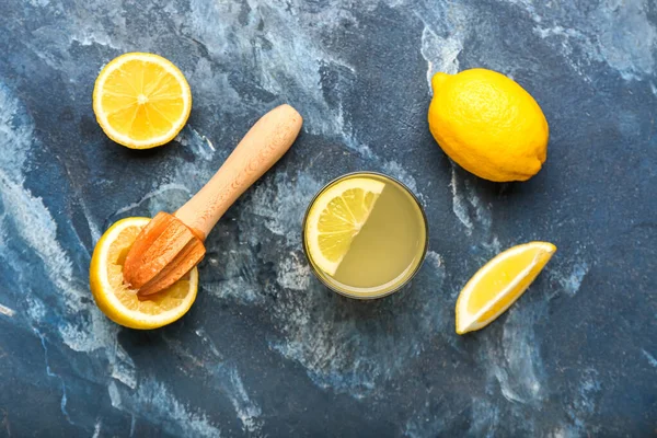 Olgun limonlar, meyve suyu ve bir bardak meyve suyu ile renklendirilmiş kompozisyon