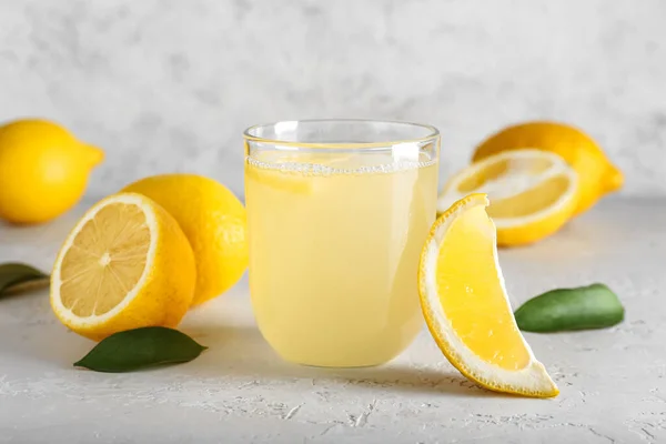 Ripe Lemons Glass Fresh Juice Light Background — Stock Photo, Image
