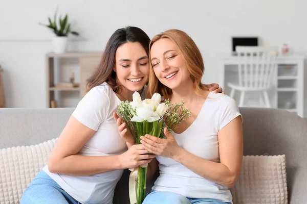 Jonge Vrouw Haar Moeder Met Bloemen Internationale Vrouwendag Thuis — Stockfoto