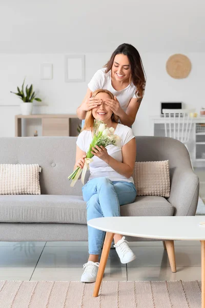 Giovane Donna Che Saluta Sua Madre Giornata Internazionale Della Donna — Foto Stock