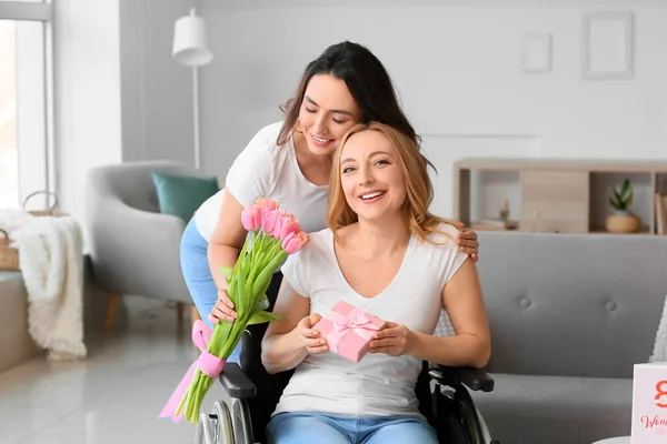 Giovane Donna Che Saluta Sua Madre Sedia Rotelle Giornata Internazionale — Foto Stock