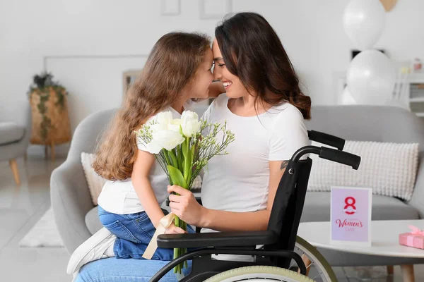 Bambina Sua Madre Sedia Rotelle Con Fiori Nella Giornata Internazionale — Foto Stock