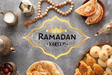 Ramazan için arap tatlısı ve grunge arkaplanda tebrik kartı