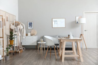 Modern giyim tasarımcısı stüdyosunun içi