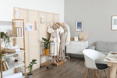 Modern giyim tasarımcısı stüdyosunun içi