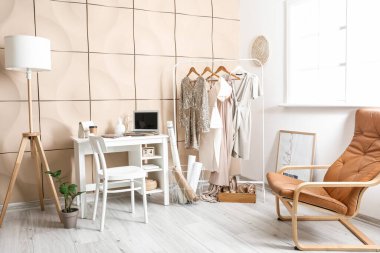 Modern giyim tasarımcısı stüdyosunun içi