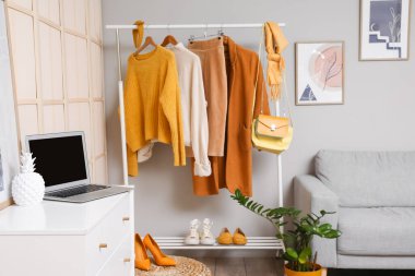 Modern giyim tasarımcısı stüdyosunun içi