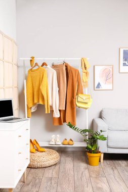 Modern giyim tasarımcısı stüdyosunun içi