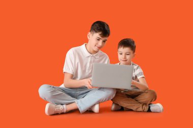 Renkli dizüstü bilgisayarlı şirin kardeşlerin portresi