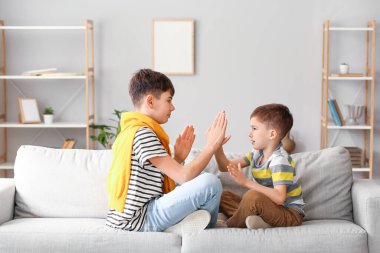 Şirin kardeşlerim evde eğleniyorlar.