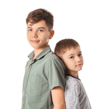 Beyaz arka planda sevimli kardeşlerin portresi