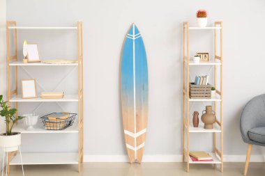 Sörf tahtası ve rafları olan modern şık bir oda.