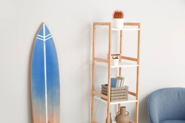 Sörf tahtası ve askısı olan modern şık bir oda.