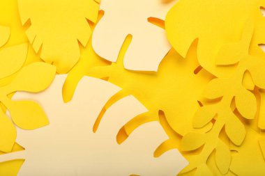 Sarı arka planda kağıt tropikal yapraklar