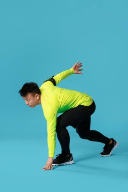 Renkli arka planda sportif erkek koşucu