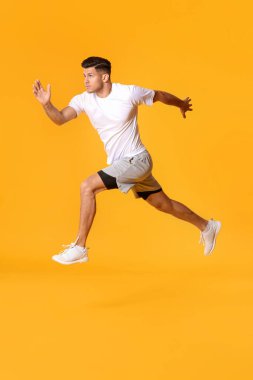 Renkli arka planda sportif erkek koşucu