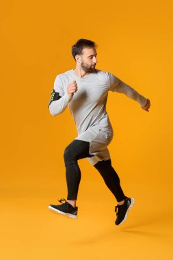 Renkli arka planda sportif erkek koşucu