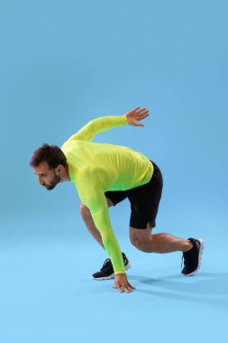 Renkli arka planda sportif erkek koşucu