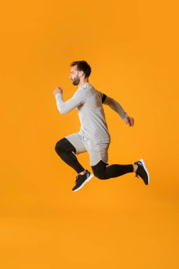 Renkli arka planda sportif erkek koşucu