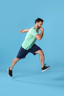 Renkli arka planda sportif erkek koşucu