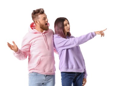 Beyaz arka planda kapüşonlu havalı genç çift