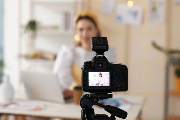 Joven Mujer Ropa Estilista Grabación Vídeo Estudio Ver Pantalla Cámara —  Fotos de Stock