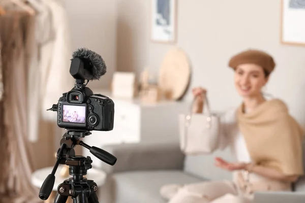 Unga Kvinnliga Kläder Stylist Inspelning Video Studio Visa Skärmen Modern — Stockfoto