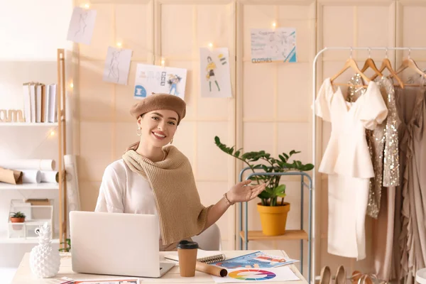 Young Female Clothes Stylist Modern Laptop Studio — Stock Photo, Image