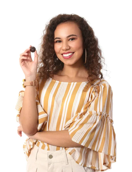 Mooie Jonge Vrouw Met Heerlijke Chocolade Snoep Witte Achtergrond — Stockfoto