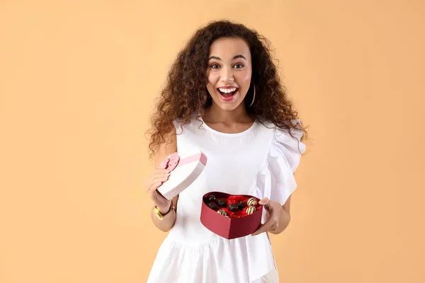 Happy Jonge Vrouw Met Heerlijke Chocolade Snoepjes Doos Kleur Achtergrond — Stockfoto