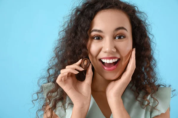 Joyeux Jeune Femme Avec Délicieux Bonbons Chocolat Sur Fond Couleur — Photo