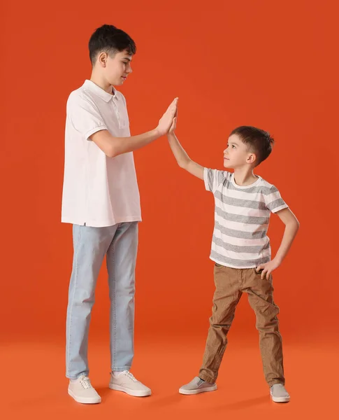 Portrait Cute Brothers Giving High Five Each Other Color Background — Stock Photo, Image