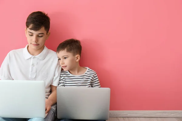 Leuke Broers Met Laptops Kleur Achtergrond — Stockfoto