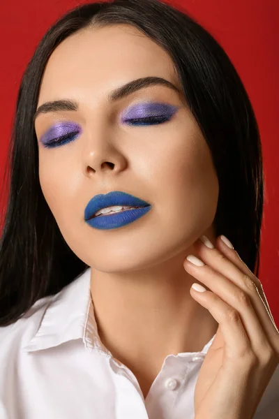 Mulher Bonita Com Maquiagem Criativa Fundo Vermelho — Fotografia de Stock