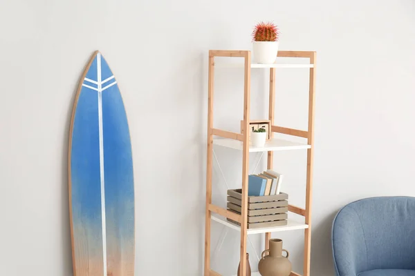 Intérieur Chambre Élégante Moderne Avec Planche Surf Rack — Photo