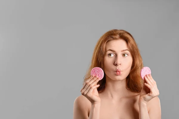 Mulher Engraçada Com Esponjas Maquiagem Fundo Cinza — Fotografia de Stock