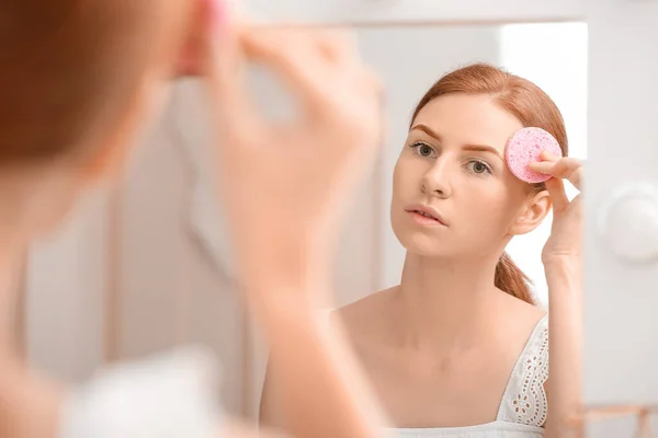 Jovem Com Esponja Maquiagem Perto Espelho Casa — Fotografia de Stock
