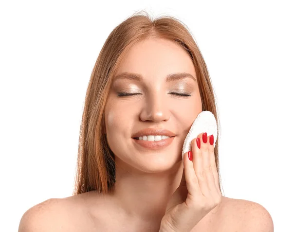 Mulher Bonita Com Esponja Maquiagem Fundo Branco — Fotografia de Stock